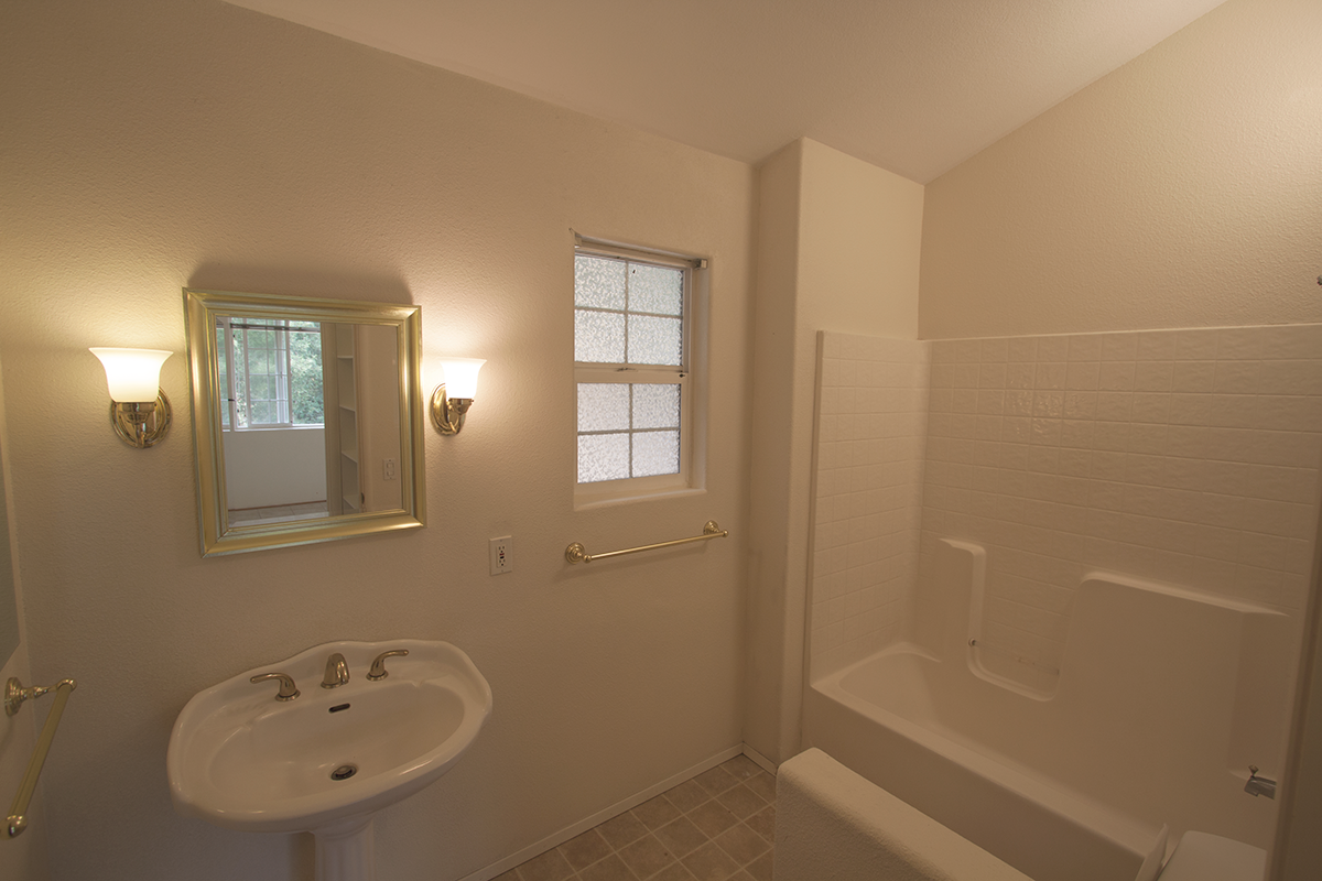 Spacious and comfortable bathroom.