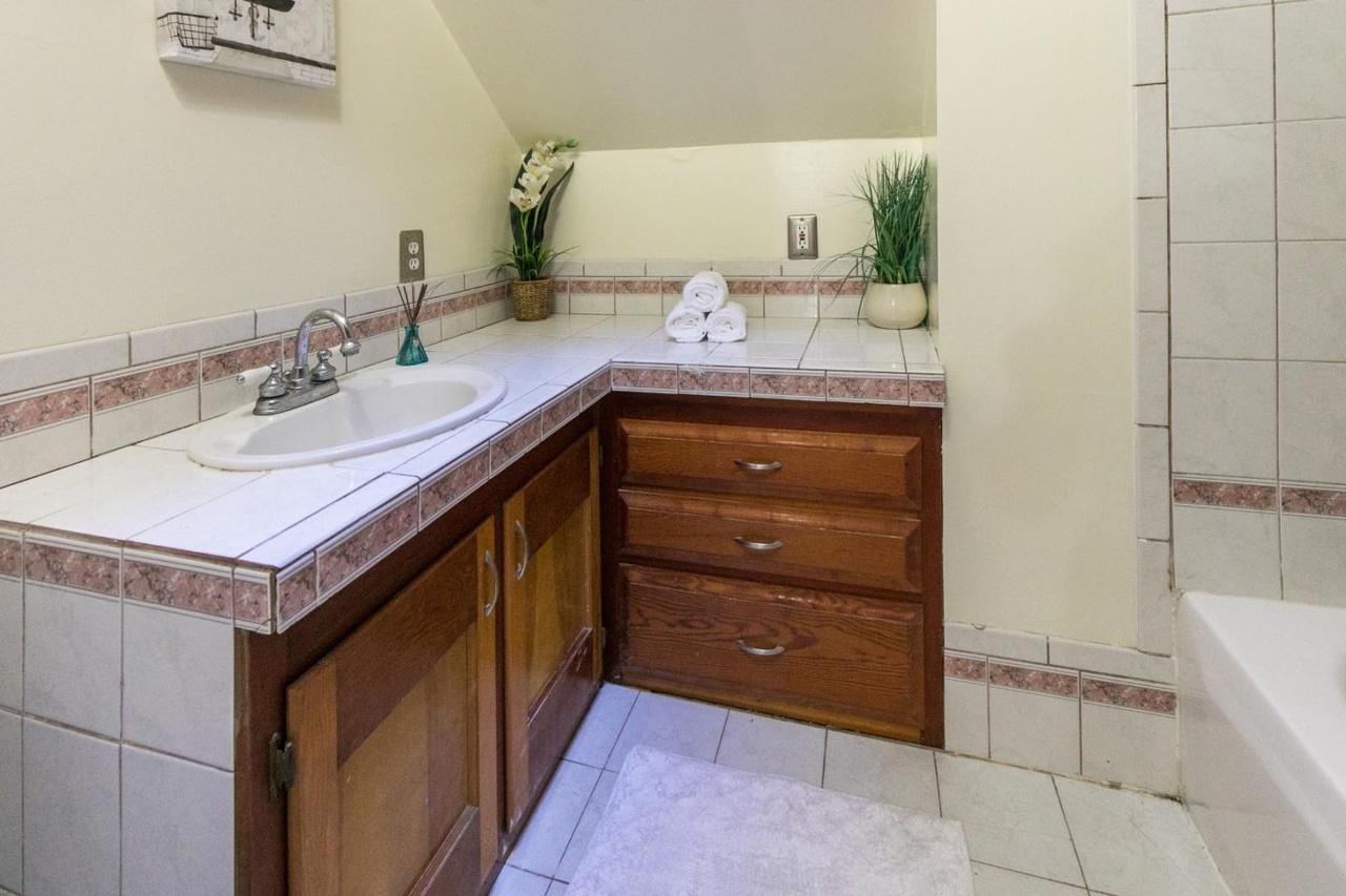 Upstairs bath with tub/shower.