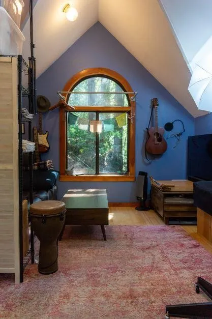 Upstairs (alternate view, furnished).