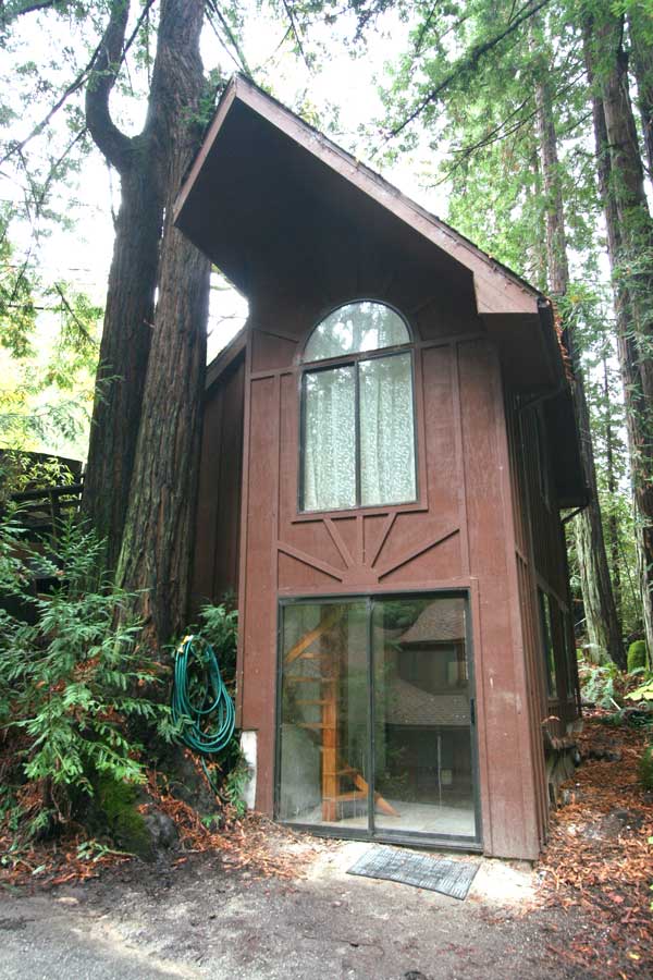 Both floors accessible from outside; spiral stair connects inside.
