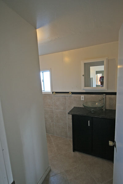 Granite finishes in the bathroom.