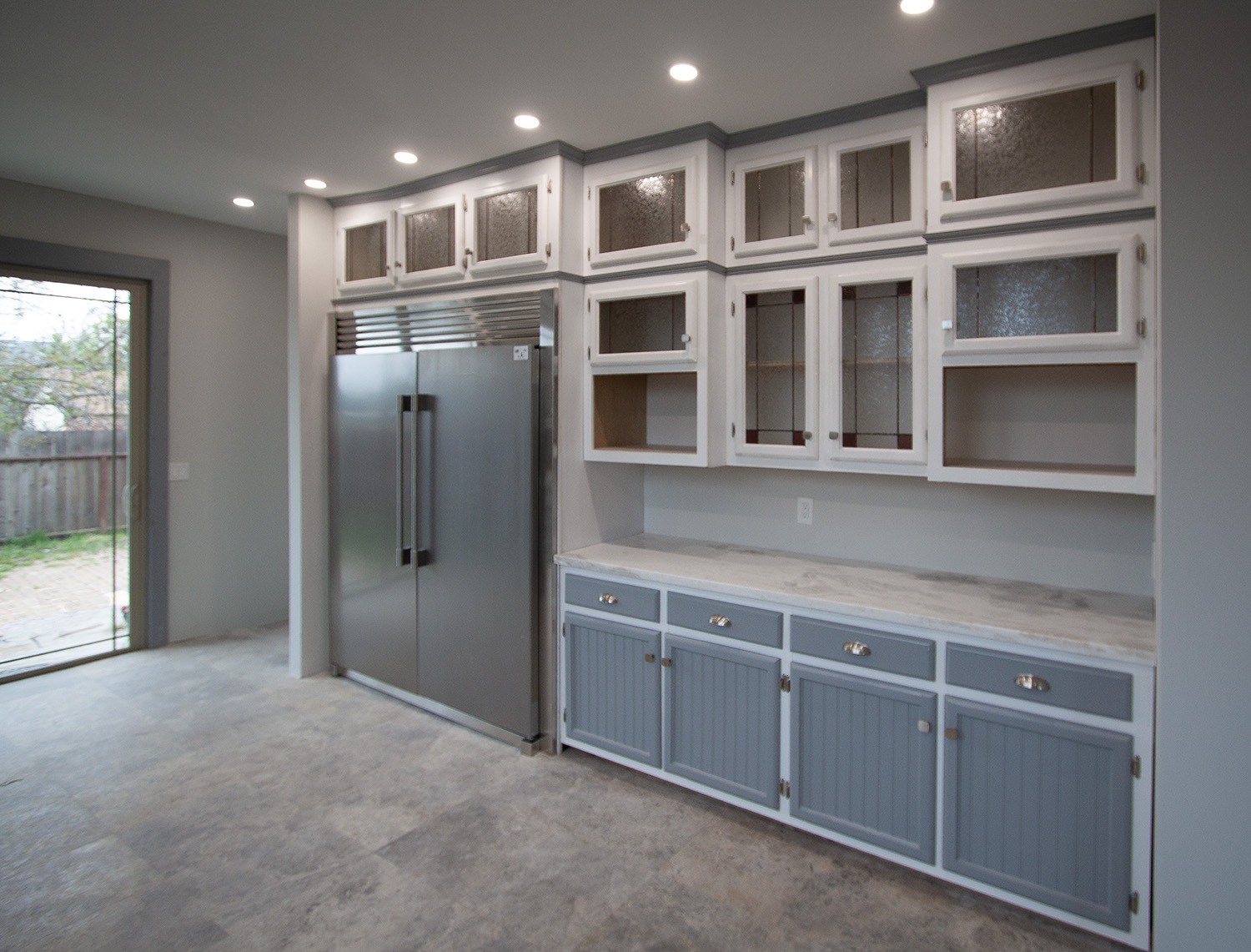 Separate high-end refrigerator and freezer, built-in microwave space.