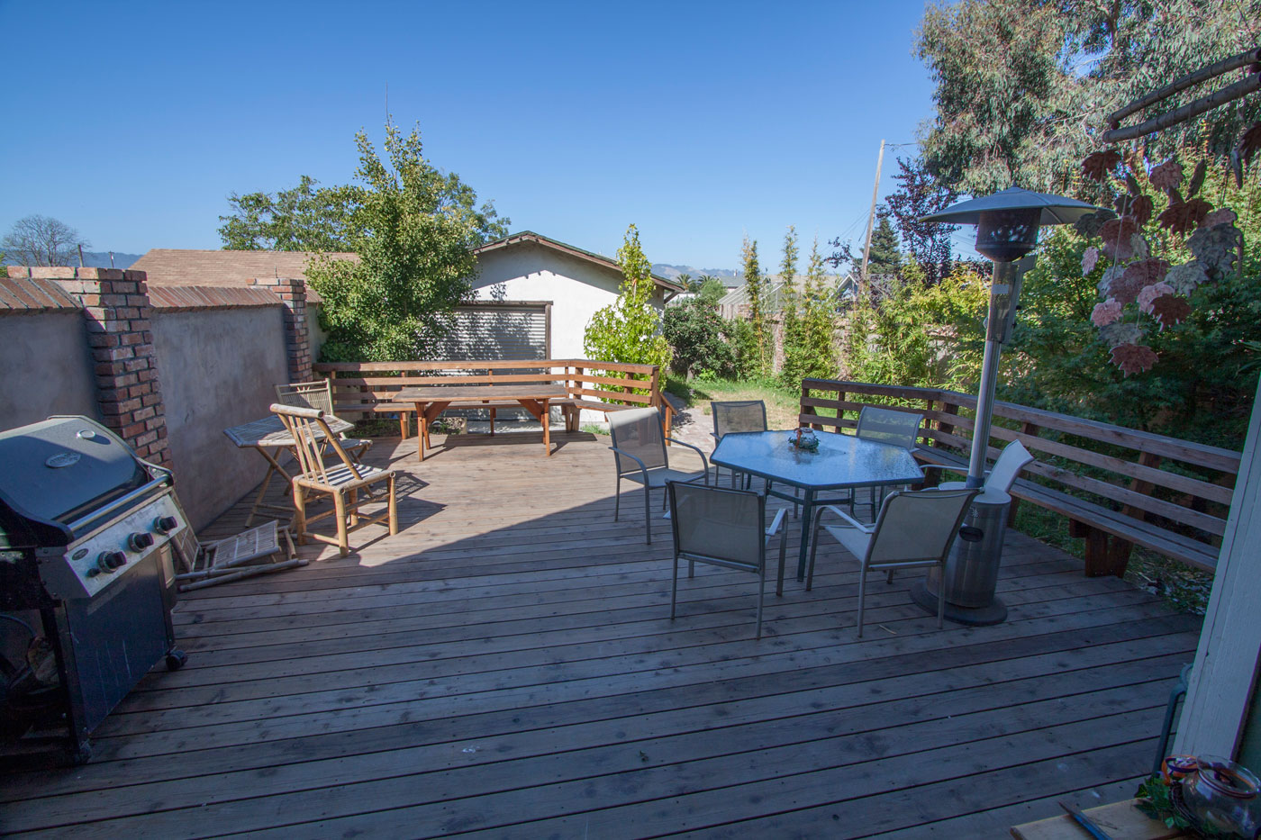 Large back deck with built-in benches.