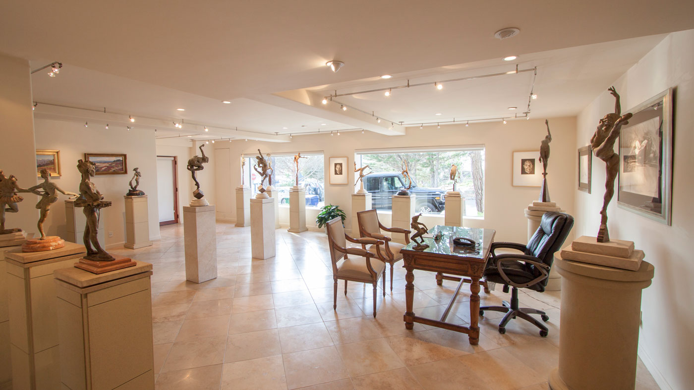 Large display windows to sidewalk. ~33’×22’ main room.